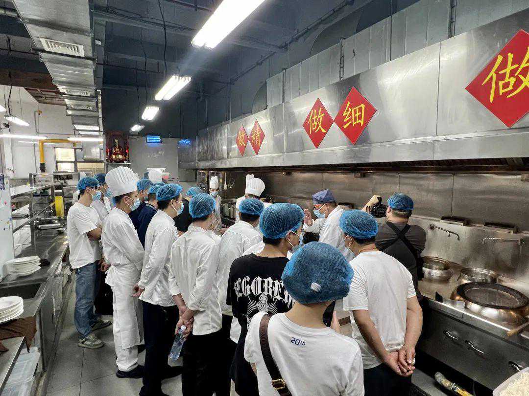 使静安白领午餐既具性价比又美味可口！TA们展开技能提升培训