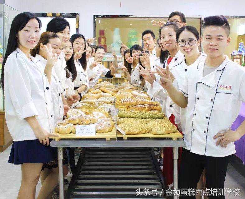 丹麦面包制作方法-学做面包去哪里，武汉金领烘焙蛋糕培训学校教你做