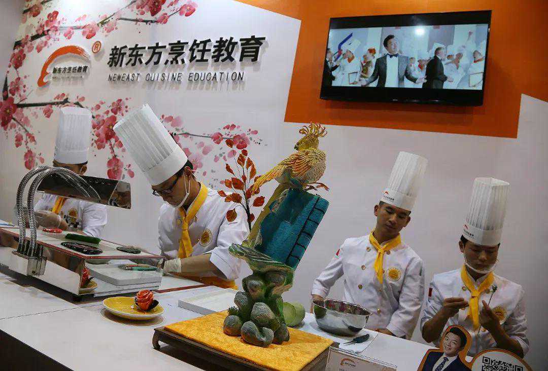 黄渤代言的新东方上市，老板成百亿级富豪！它的高端烹饪班学费，你交得起吗？