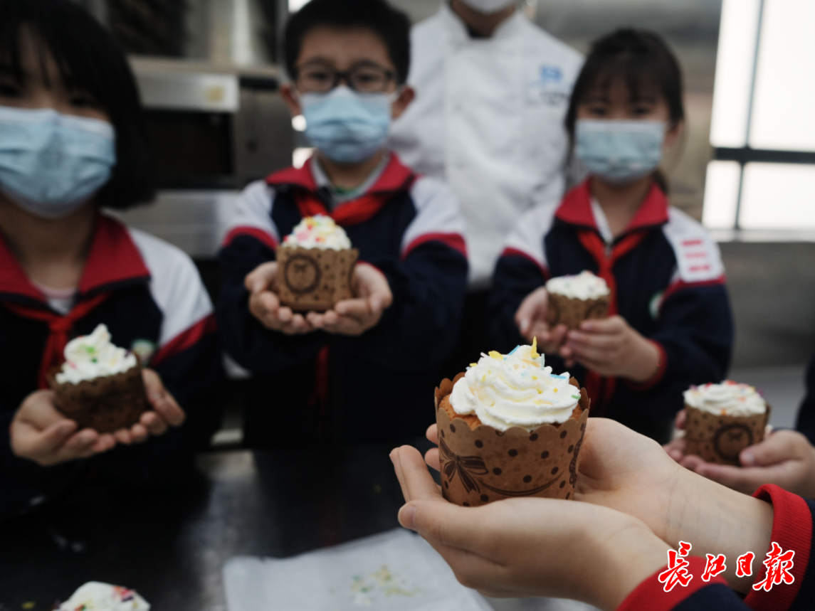 亲手制作小蛋糕，武汉小学生在世界技能大赛中国集训基地收获新技能