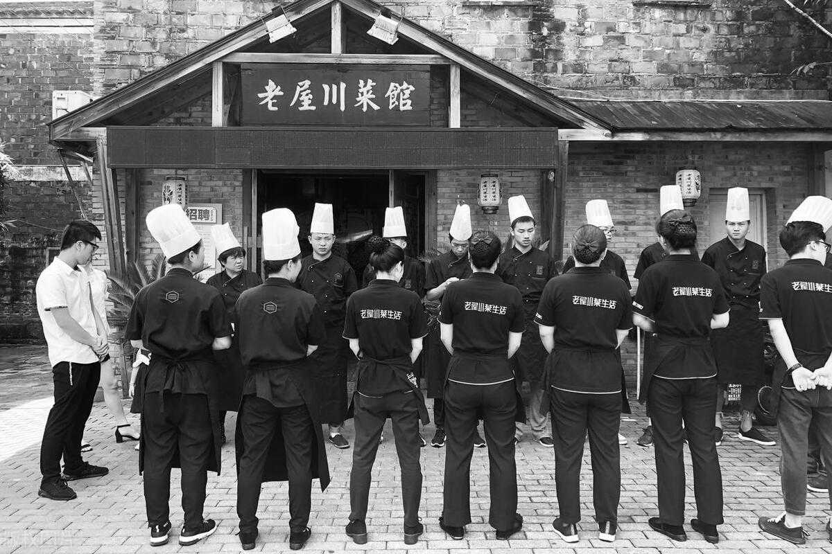 学厨师跟着酒店师傅好还是去厨师学校好？
