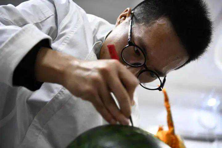 了不起！00后小伙雕食品雕出一个世界冠军