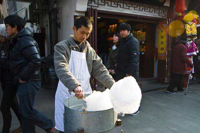 他把普普通通的棉花糖卖出花来，一天能挣五百块？