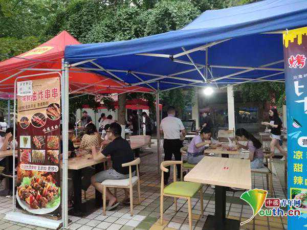 在校园里“撸串”！四川一高校为毕业生开烧烤夜市