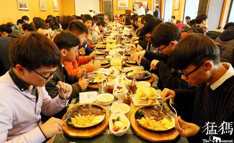 壕无压力！包场请200多学生吃牛排大餐，还有人抢着买单！为啥