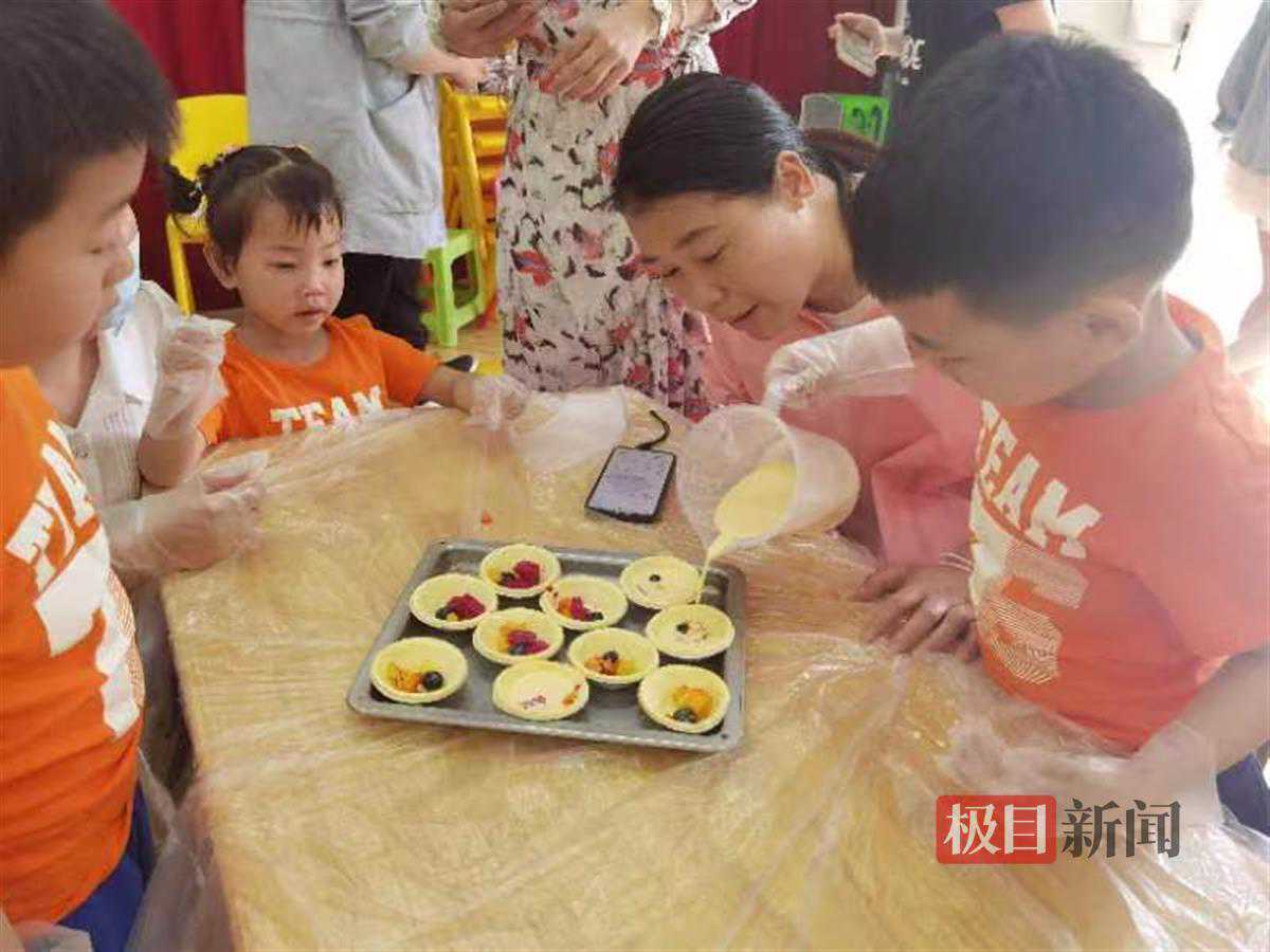孩子们学做蛋糕感恩母亲，武汉望才里社区开展特色母亲节活动