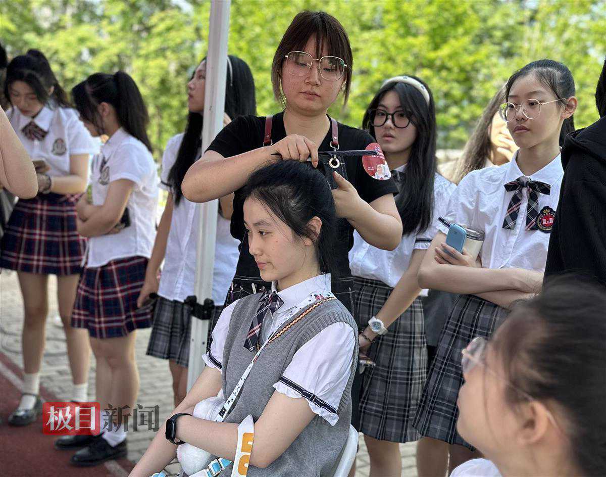 无实物练刀工！武汉职教周上，这所学校的新板眼吸引大批学生驻足