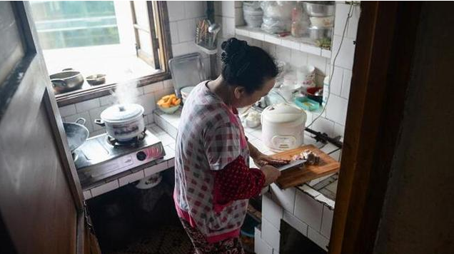 煮面没放葱儿媳摔了碗，婆婆走向阳台，午睡醒来儿媳泣不成声