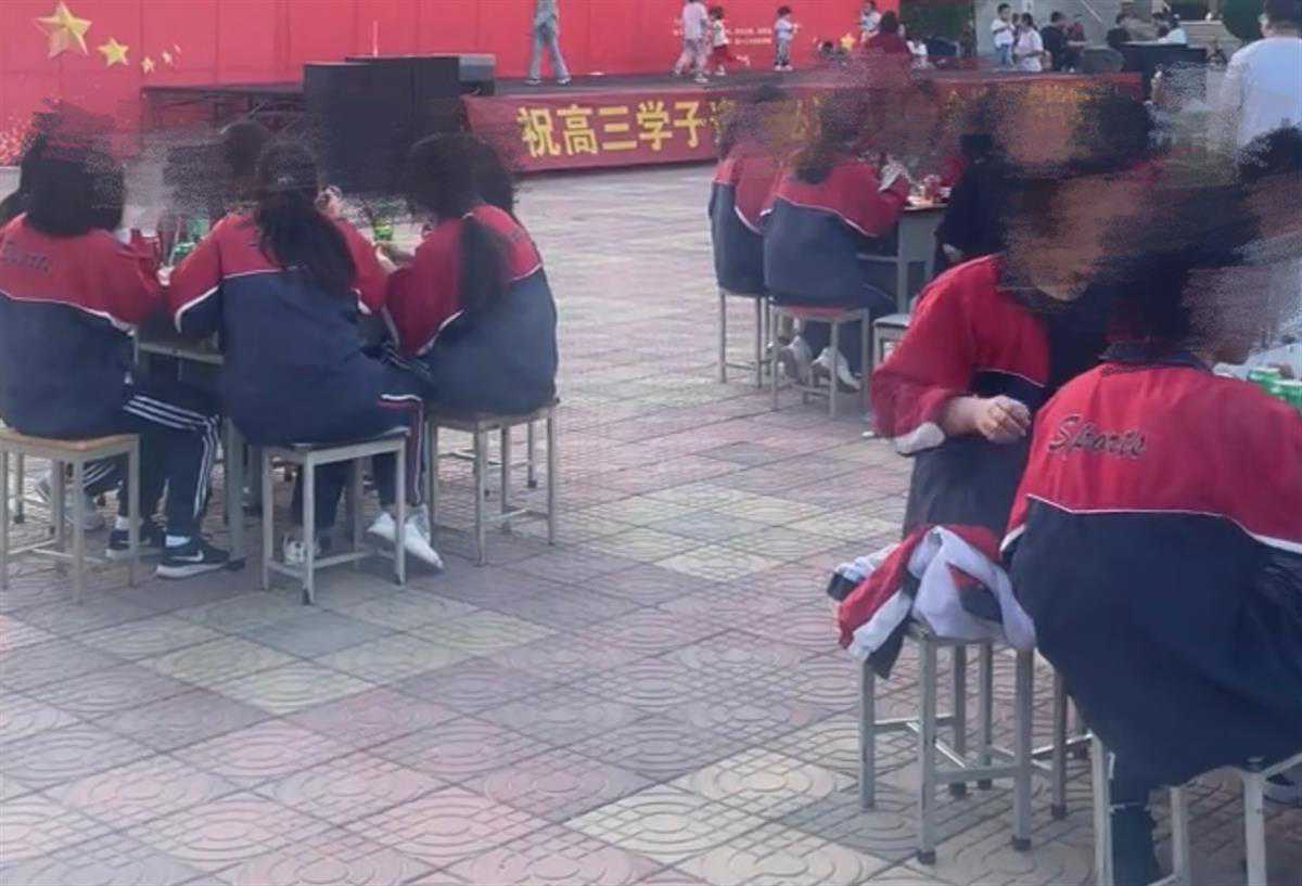 学校请800多名高三学生吃烧烤，校方：教师自费万元，孩子们只负责吃和开心
