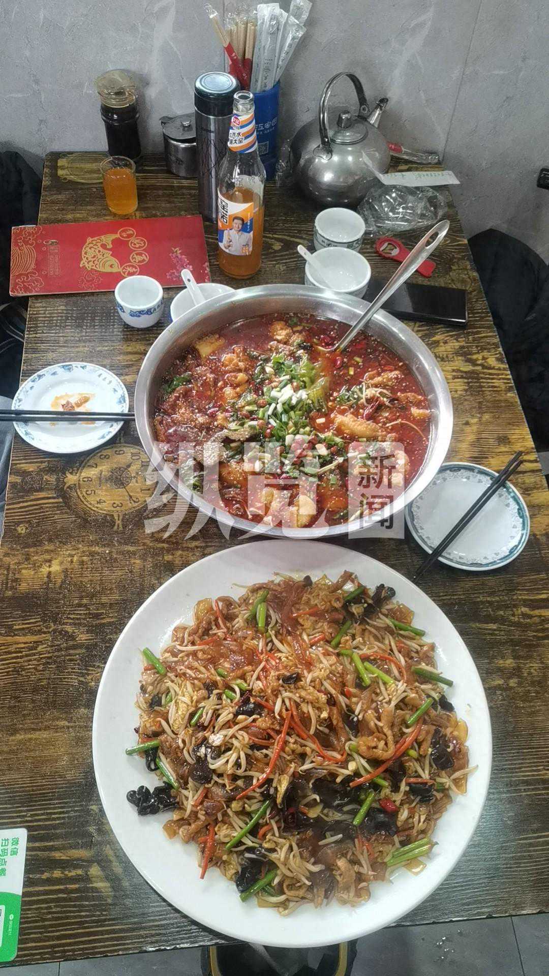 饭量大的有福了！饭店吃饭盘之大一桌只能放下俩