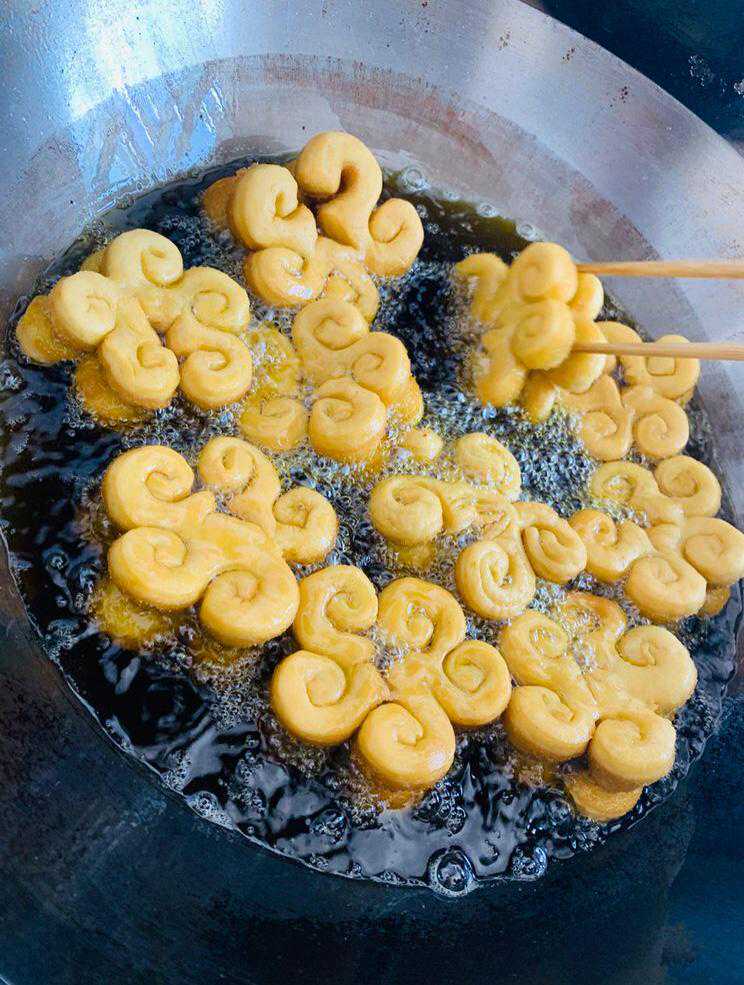 为什么甘肃张掖“炸糖花”这么好吃？技巧都在这，酥脆香甜