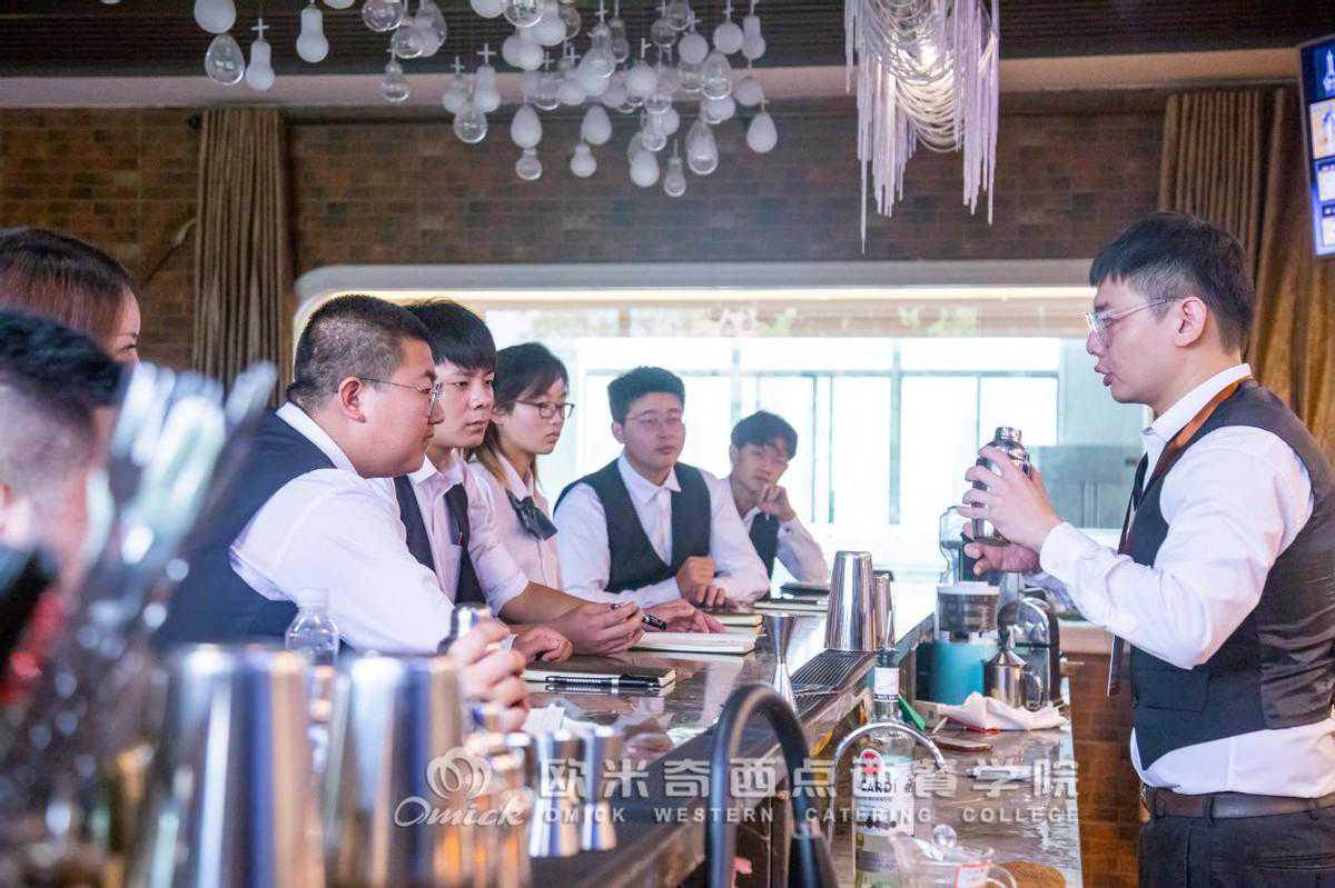 学调酒自学好吗？还是去实体店或者培训学校学习？