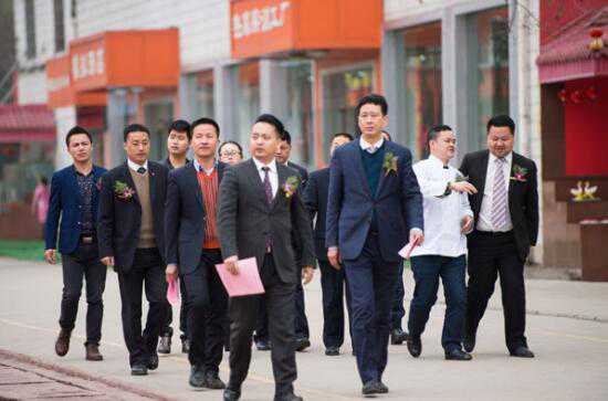 学子手牵手，就业有位来——贵阳新东方2016年校