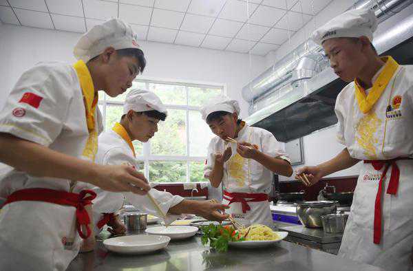 考上重点大学还要学厨师？郑州烹饪短训班悄悄走火