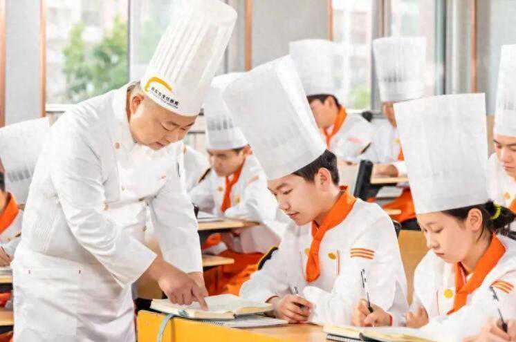 本科生纷纷“回炉”读职校，新东方烹饪成为热门选择