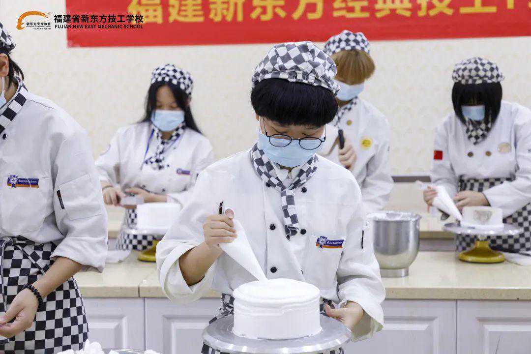 精彩纷呈丨福建新东方经典西点15班陶艺蛋糕考核来了