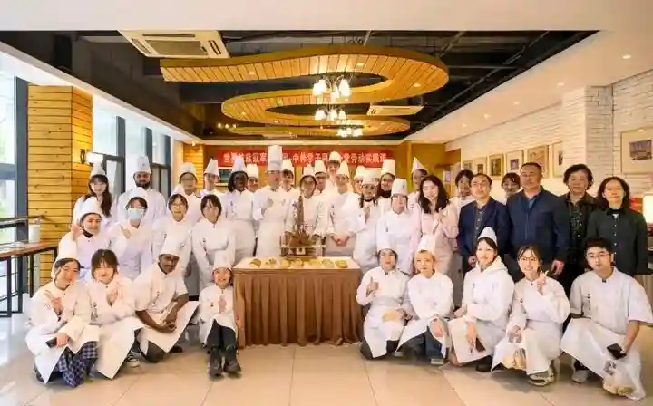 跟世界冠军学烘焙！这堂东西方文化融合的劳动课含金量还在上升