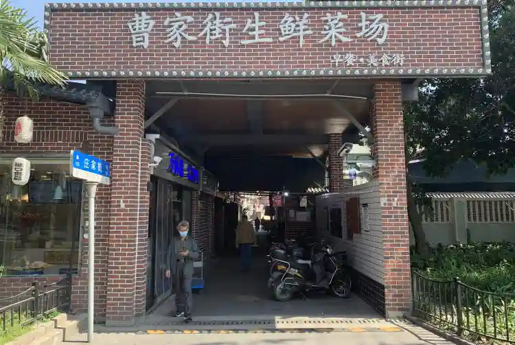 90后留学生卖烤鸭、90后大学生卖鱼……这座菜场能承包你一天的胃