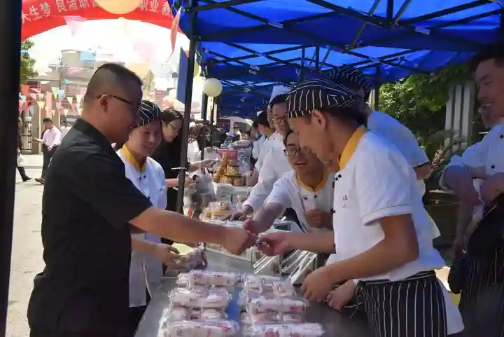 师生联手制作37道美食！这个美食节嗨爆了
