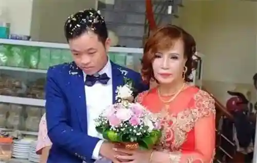 47岁富婆，经历两次失败婚姻，找外卖小哥做地下情人（上）