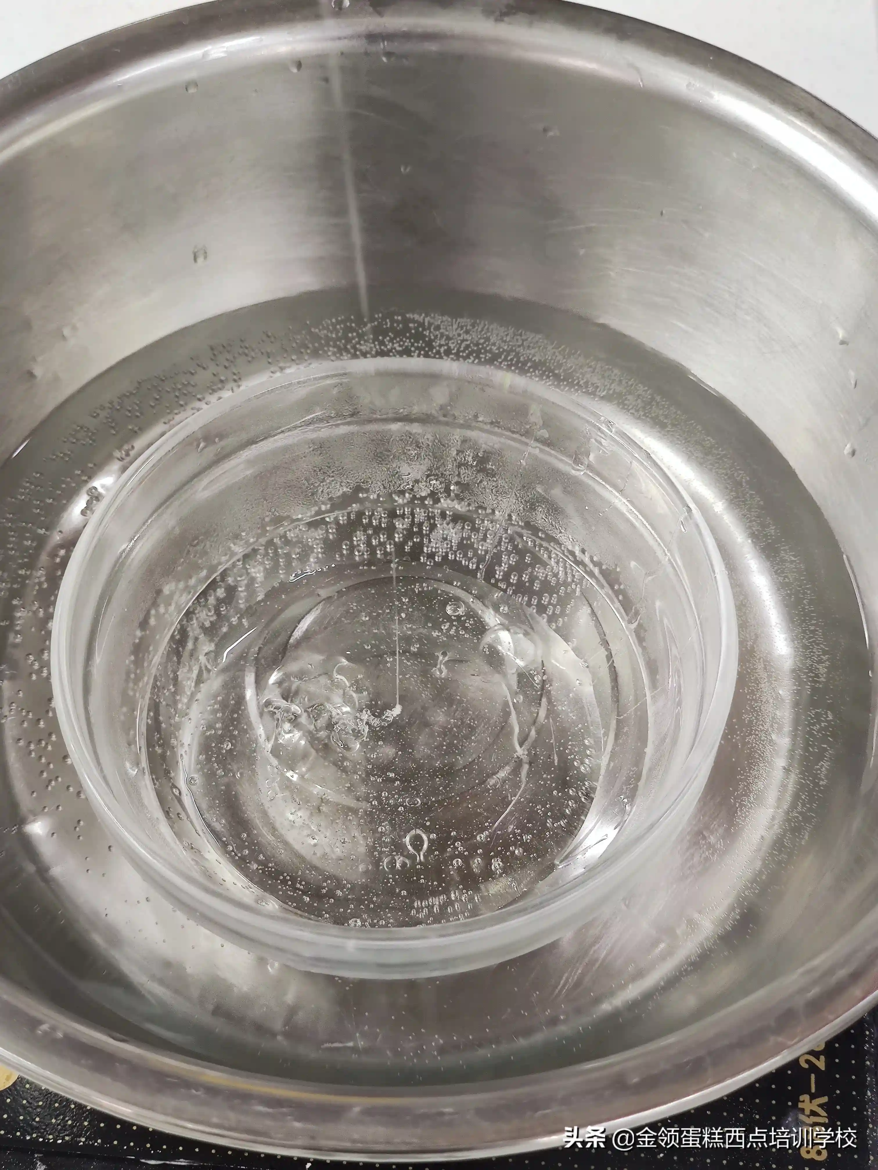 这样做的巧克力天鹅太好看了，用来装饰生日蛋糕简直无敌