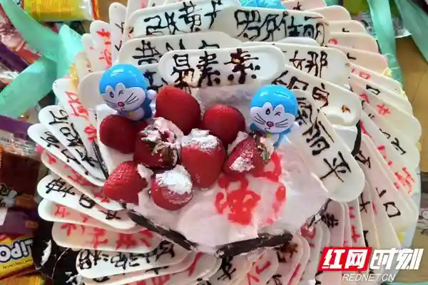 平江：不一样的蛋糕，柘中学子别出心裁谢师恩
