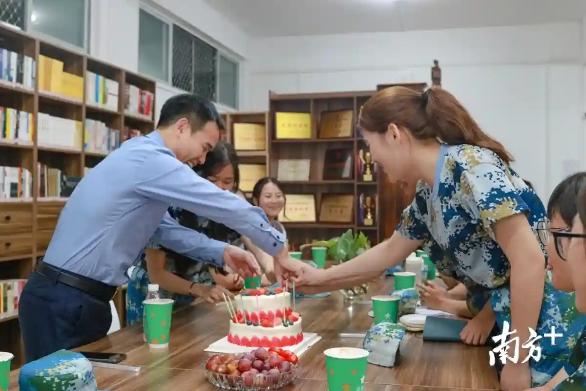 暖心！广东这所高职的校长为新生送生日蛋糕