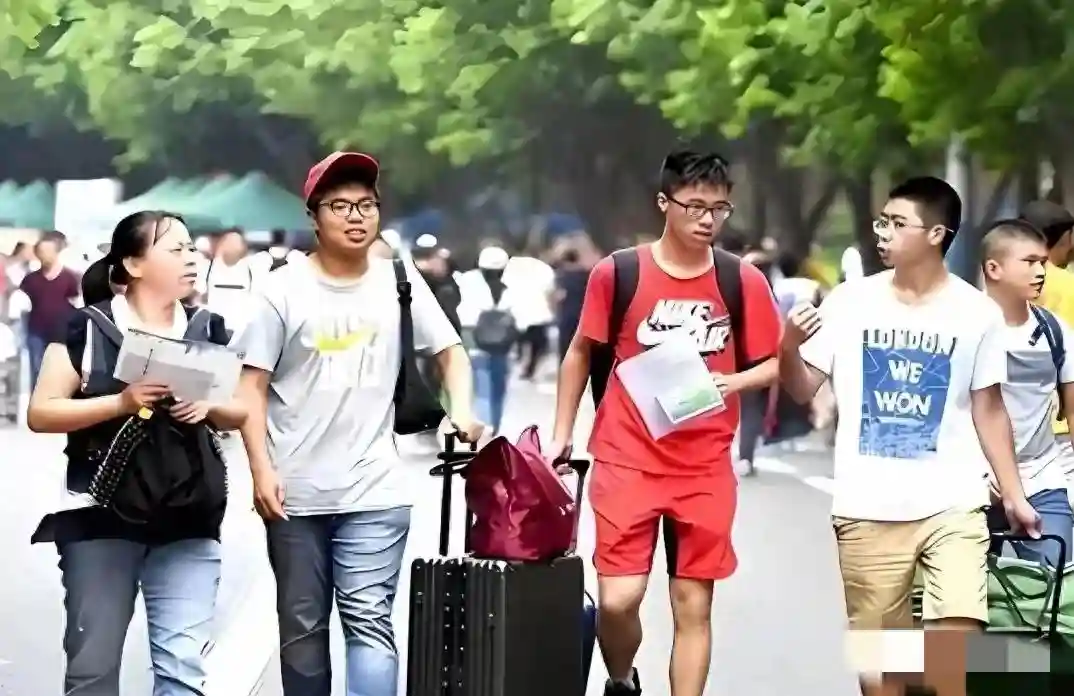抢钱！广州白云学院1477名新生放弃入学，5万一年学费是绝口不提