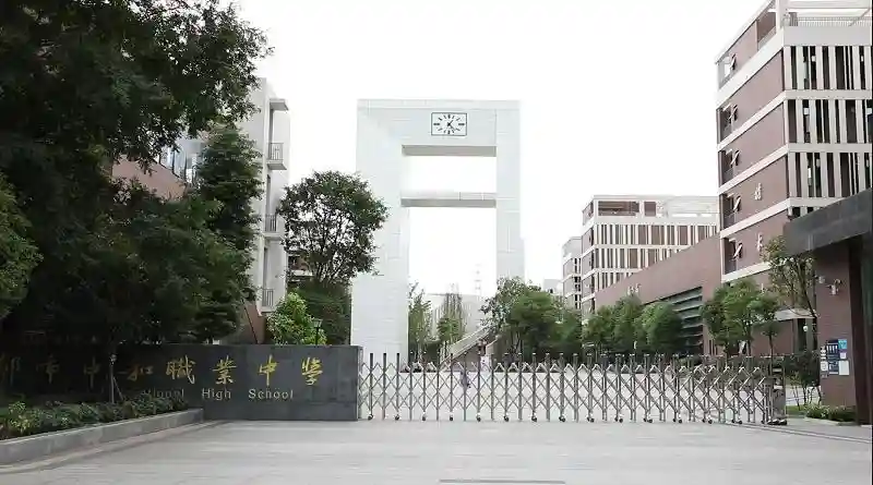 职校探校：开设4S店、酒店、幼儿园只为实习，这所职校不一样