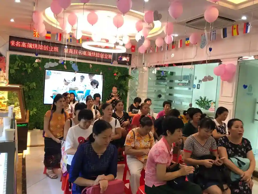 白云｜七夕发糖！京溪街组织社会化退休人员参加烘焙活动
