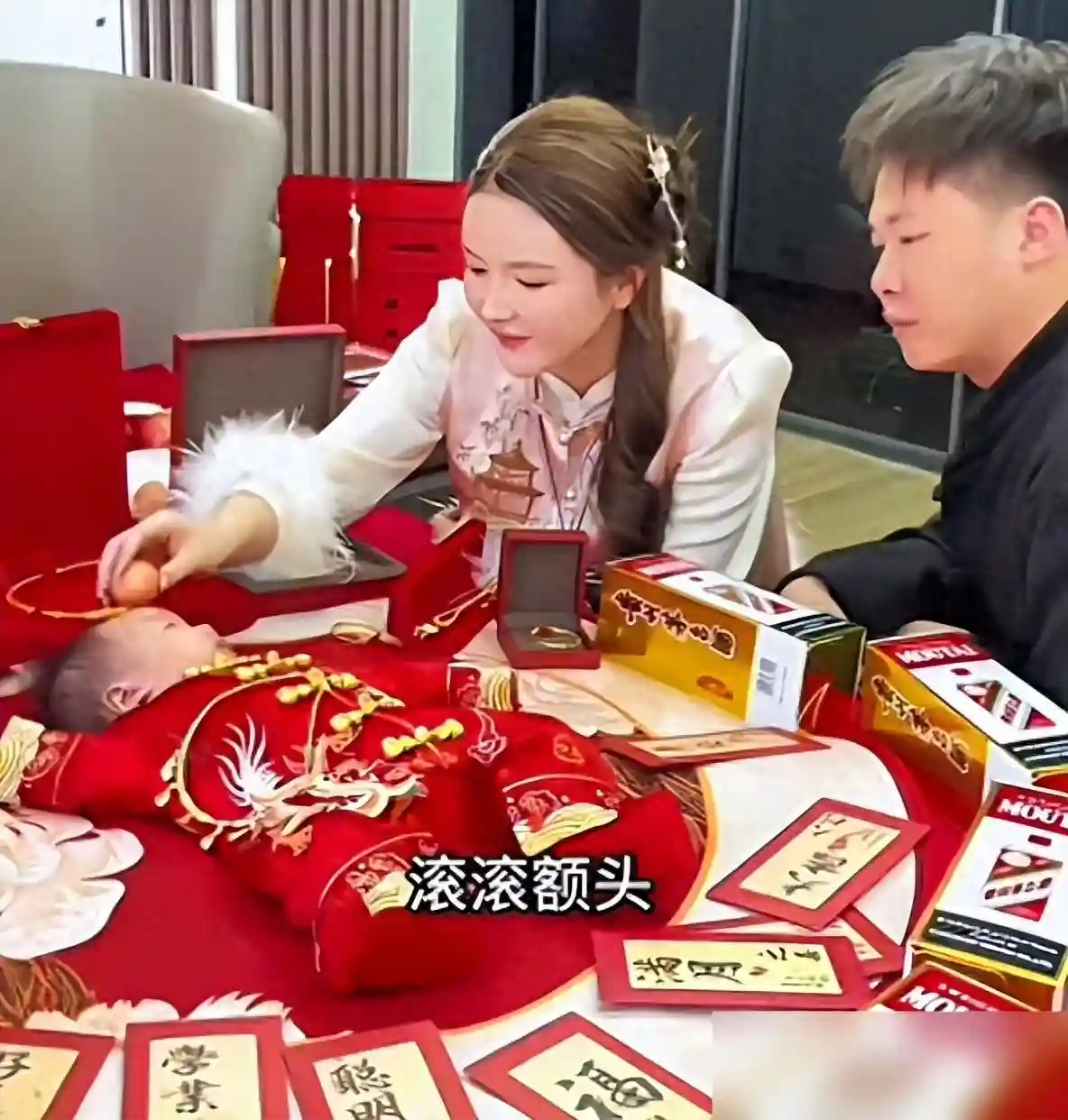 广州这一夜，不收礼金反送钱的网红许华升，给73岁张纪中上了一课