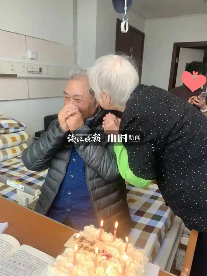 八旬老人陪老伴抄党章、做算数，我们在病房里看见爱情最好的样子
