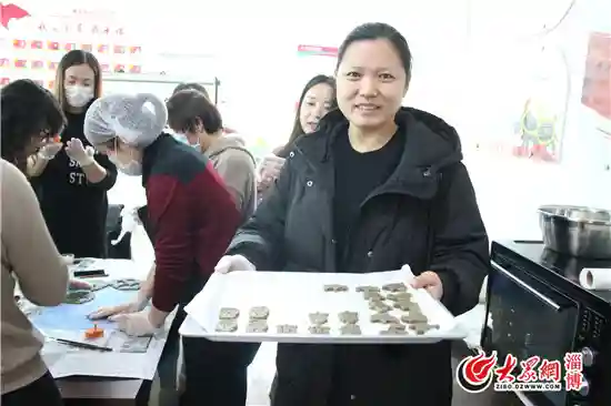 张店区黄金苑社区组织业主学烘培 寿司饼干齐上阵