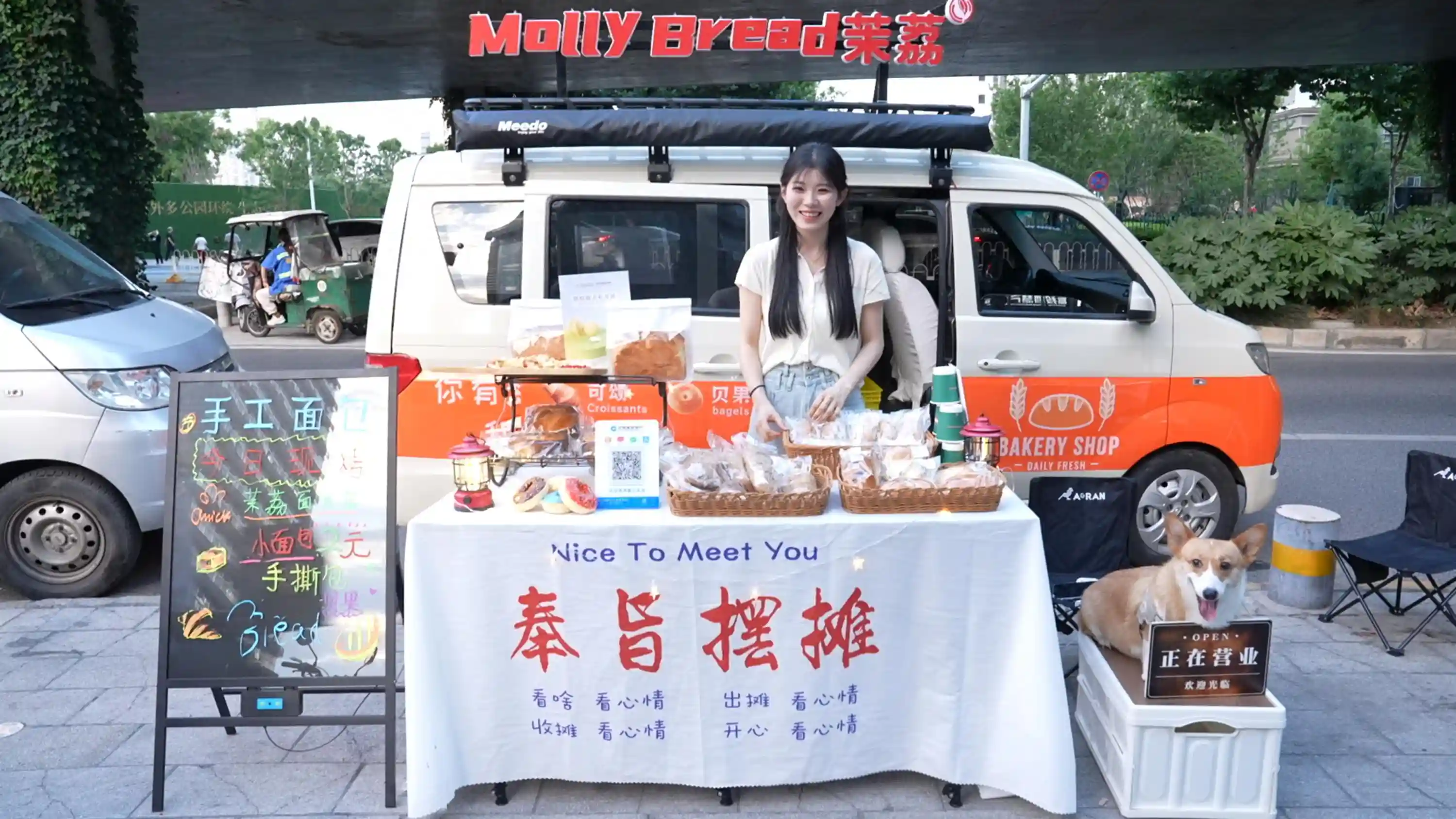 低成本创业,这群年轻人开起移动面包店