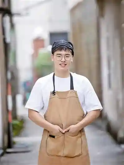 在米其林餐厅学过糕点的小伙回到象山老家研究宁波月饼