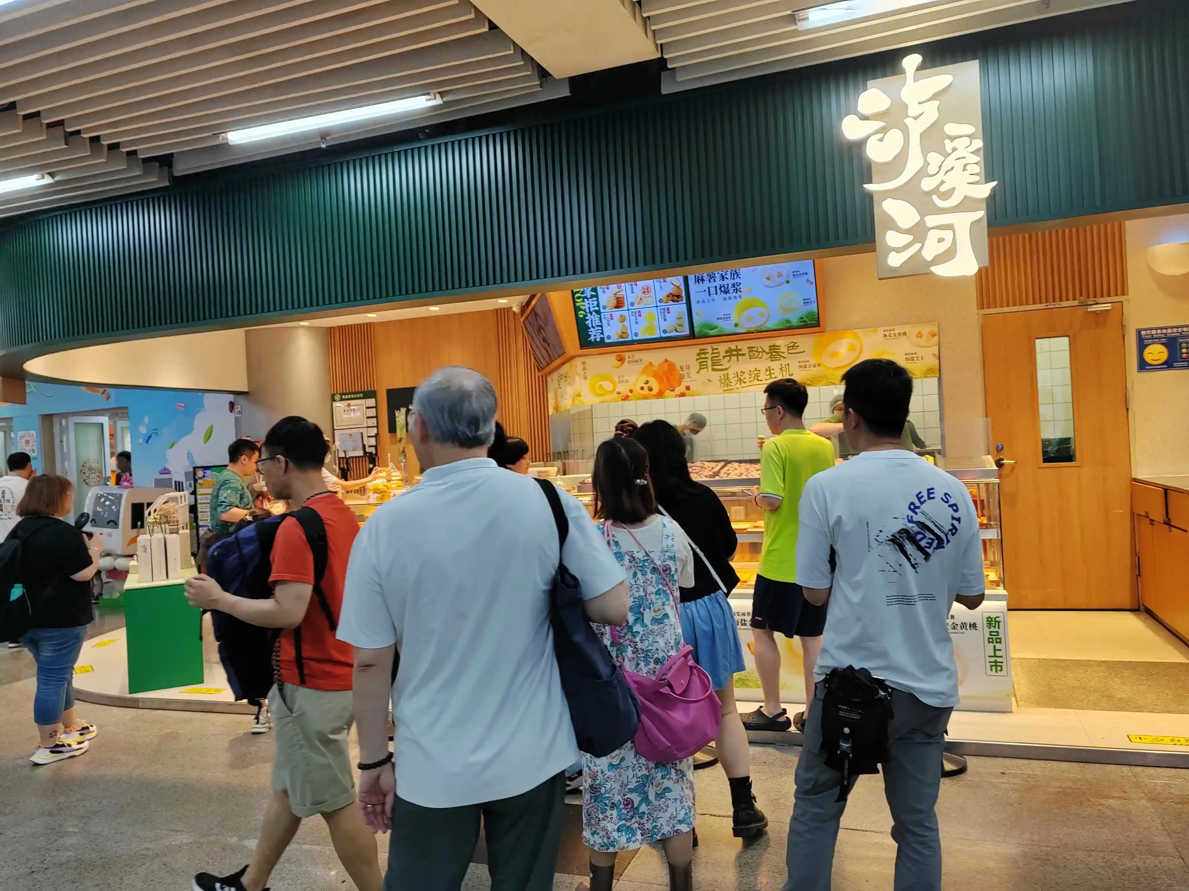 在深圳市开一家糕点零食店需要哪些专业人士？