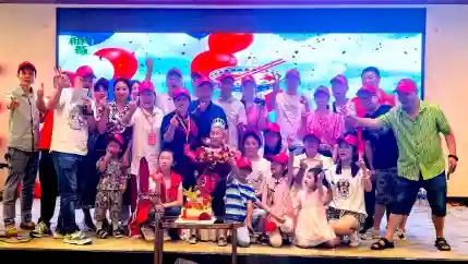 成都“口袋婆婆”88岁了，爱心人士为她举办了这场生日宴