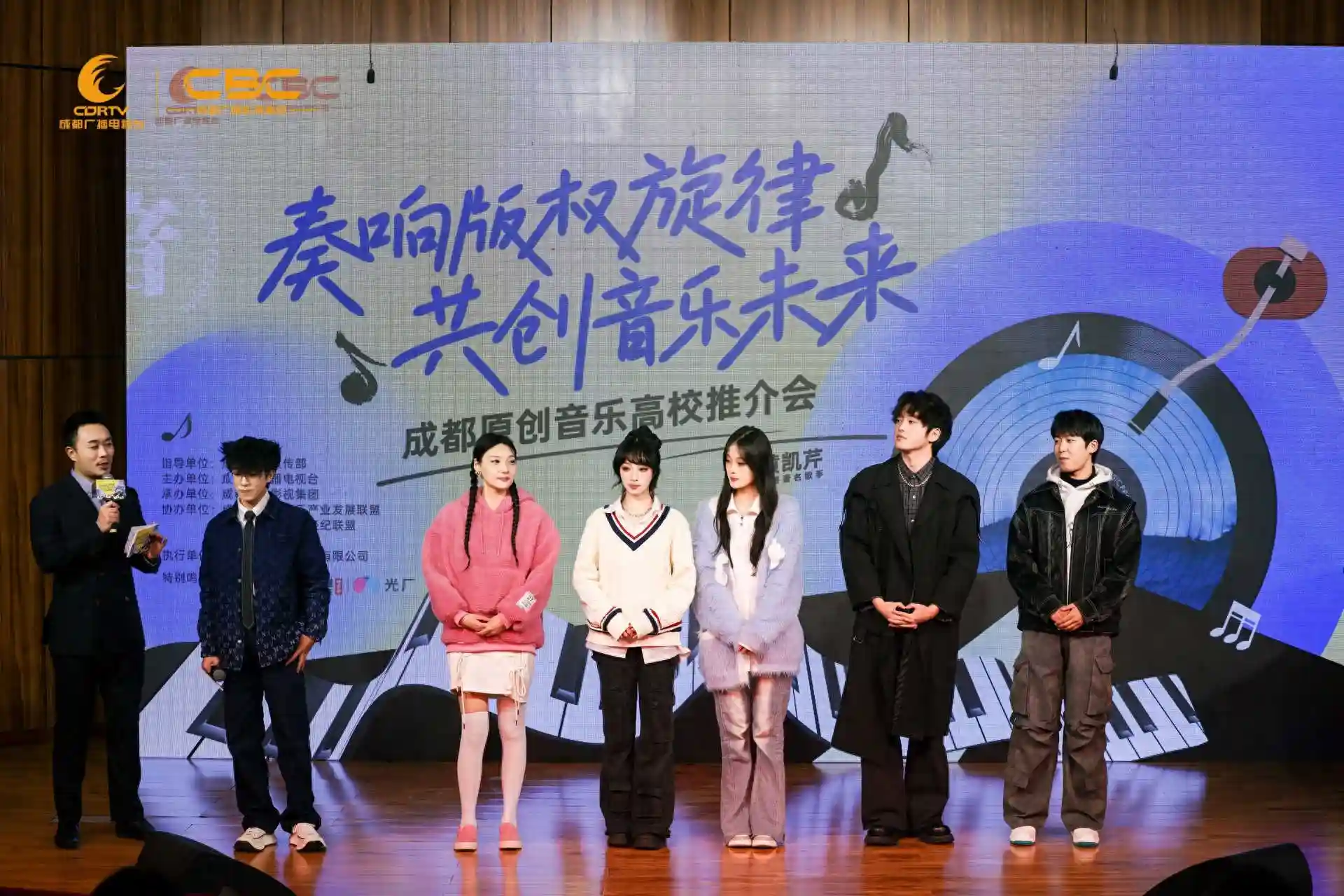黄凯芹成都品尝火锅蛋糕 点赞成都原创新声