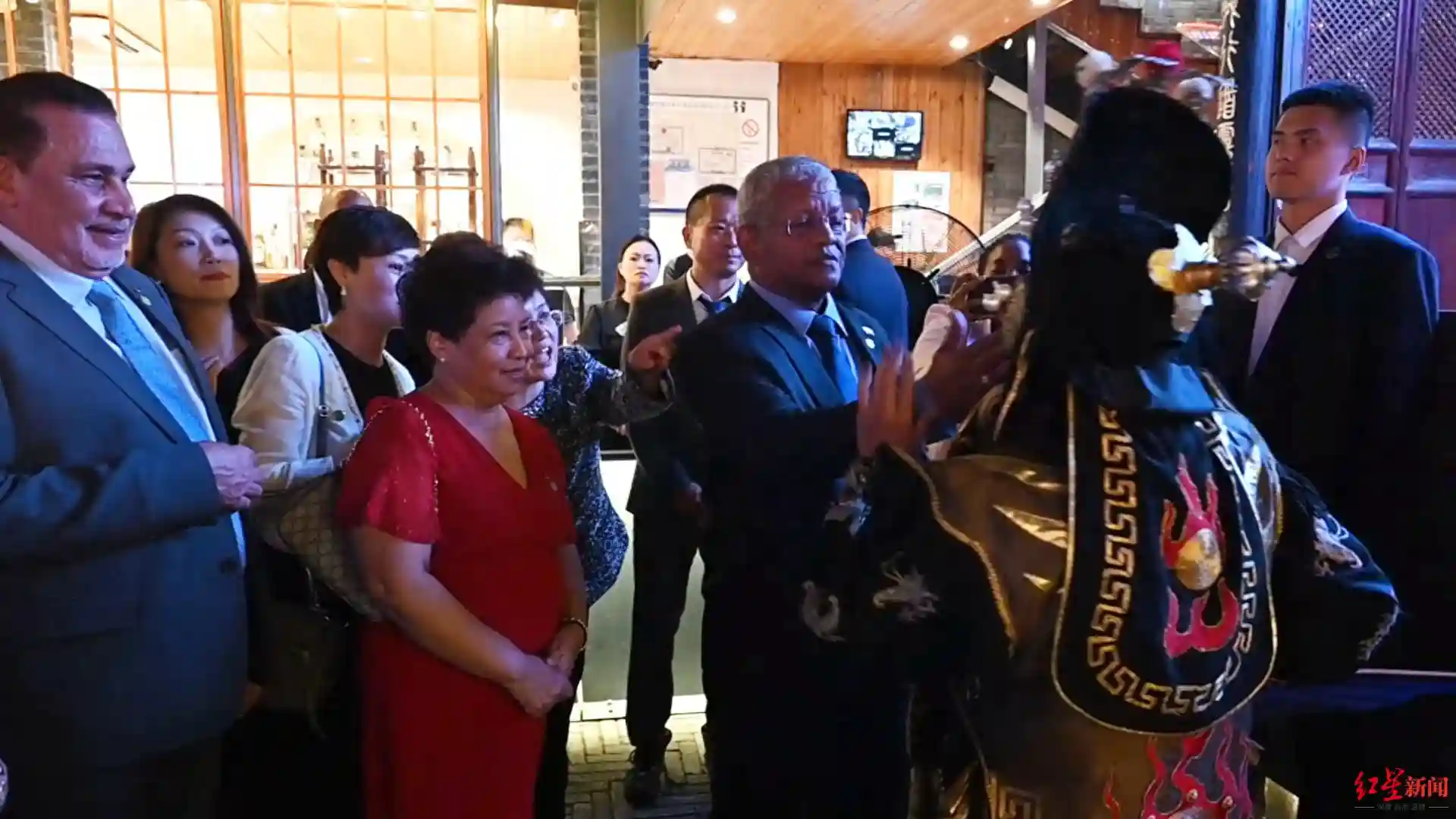 塞舌尔总统拉姆卡拉旺走访成都宽窄巷子等点位，对川剧变脸直呼“Good”