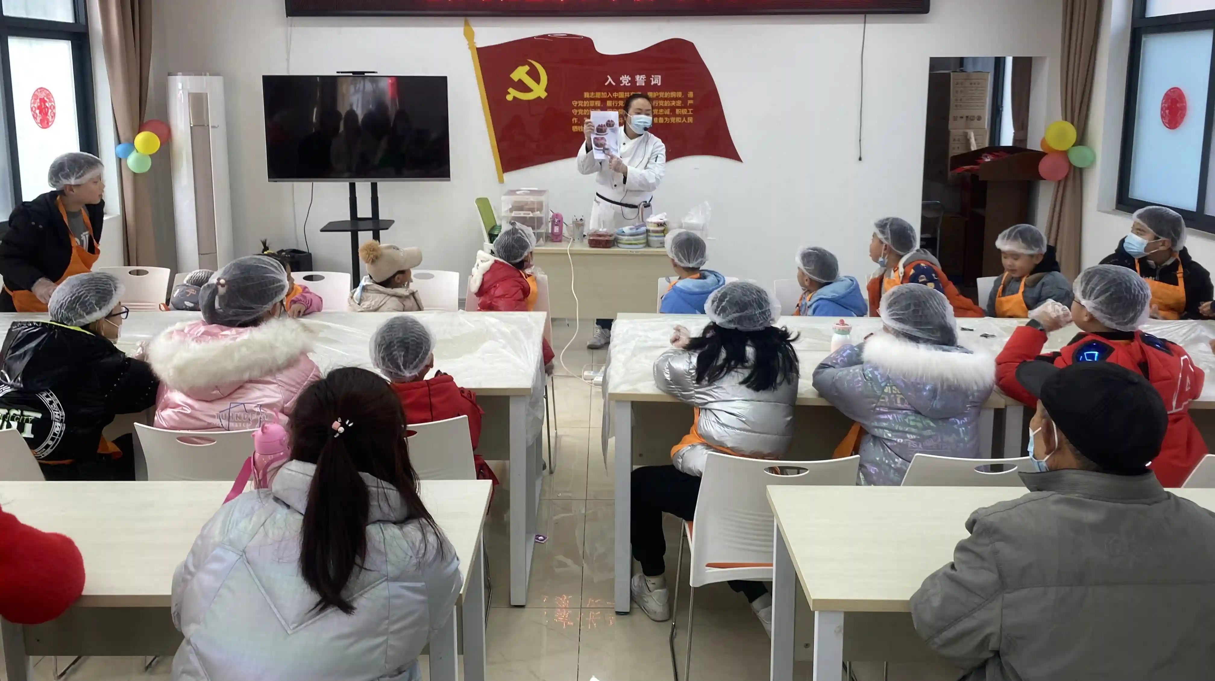 昭青路社区开展巧克力草莓可可蛋糕亲子烘焙diy活动