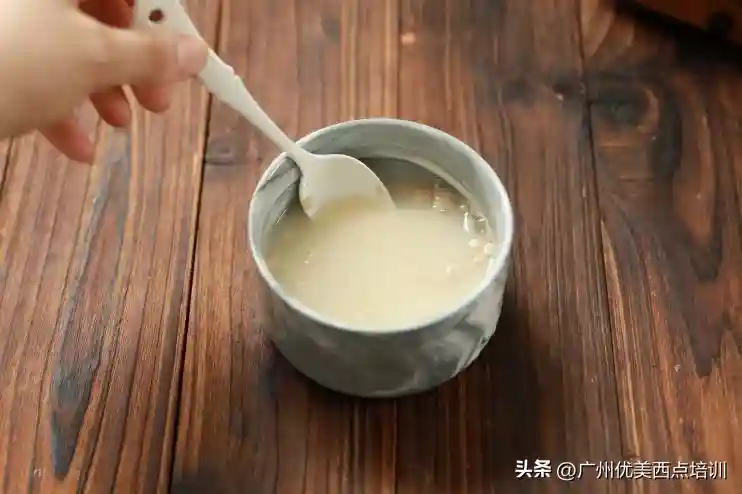 在家也能做出米其林口感的【肉肠卷边披萨】