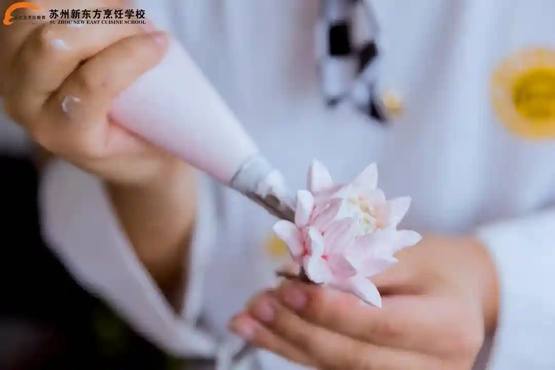 「新生裱花大赛」指尖生花，绽放精彩