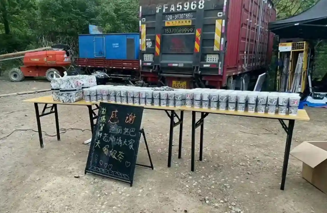 迪丽热巴宠龚俊剧组，下午茶甜蜜暴击！