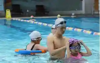 暑期孩子学游泳？这些杭州五星级酒店放下身段做教培