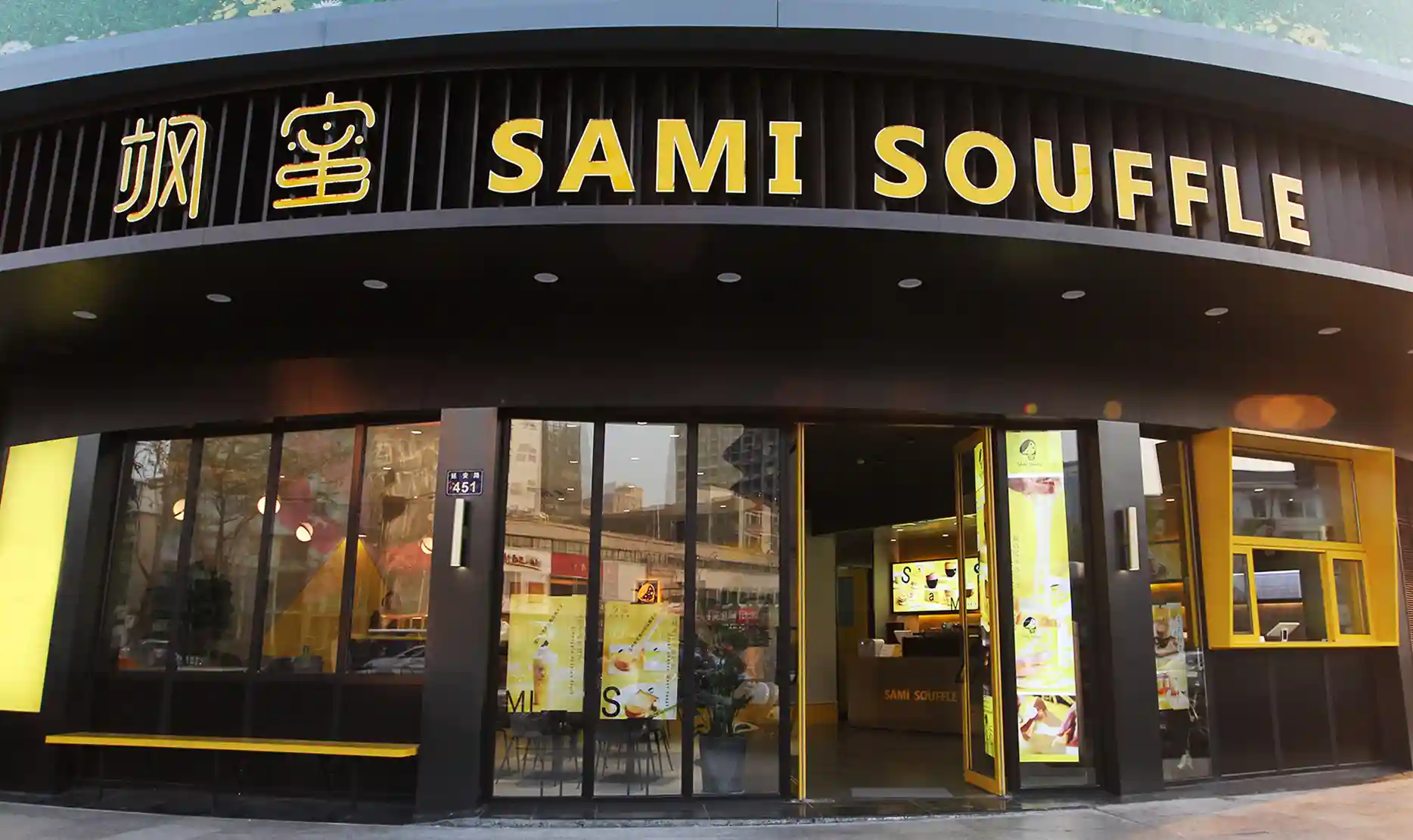 延安路新开超大舒芙蕾店，咖啡师帅到被做成了LOGO