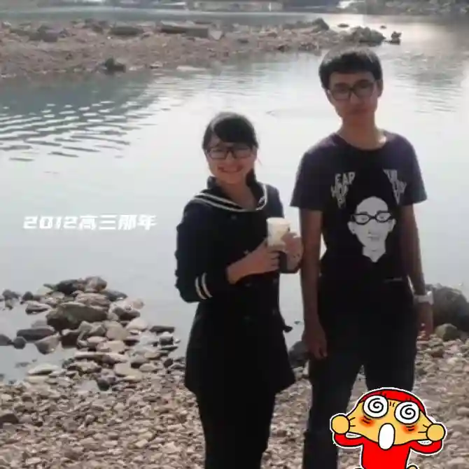 这对95后11年前被同学画了张结婚证：只许结婚不许离婚