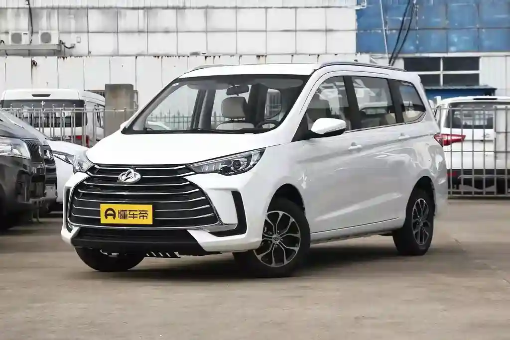长安欧尚长行：紧凑型MPV，搭载1.5L+5MT，轴距2700mm，适合家用