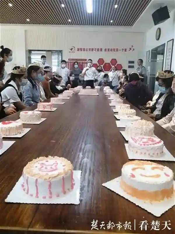 武昌举办疫后首场线下技能培训活动，50位居民学做蛋糕献礼祖国