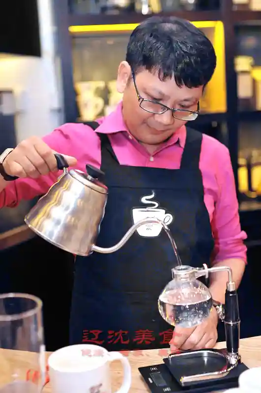 谭校长带着世界上产量最小的咖啡在沈阳授课