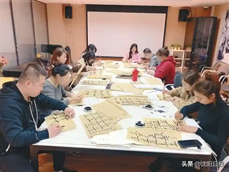 背起书包去补习——沈阳年轻人“爱上”夜校